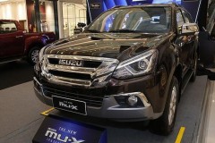 Isuzu mu-X 2018 chốt giá 820 triệu đồng tại Việt Nam
