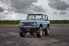 Ford Bronco 1973 được phục chế và nâng cấp trong khoảng 1.500 giờ liên tục