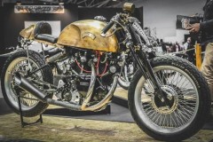 Mẫu xe độ kiểu cafe racer với lớp phủ vàng kín bình xăng
