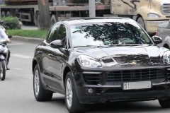 Ô tô hạng sang tràn ngập trên đường phố