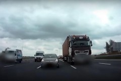 Ô tô tải bất ngờ 'thổi bay' xe con lại phía sau trên cao tốc