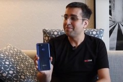 CEO Realme bất ngờ “khoe” chiếc Realme 2 Pro trong video phỏng vấn
