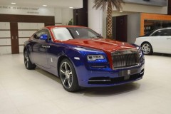 Rolls-Royce Wraith nổi bật với ngoại thất mang sắc xanh dương Salamanca Blue và đỏ Ensign Red