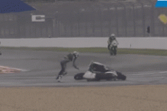 SỐC: Va chạm trên đường đua, 2 môtô ‘quần nhau’ như hổ đấu