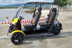 Ô tô chạy động cơ 150cc có thiết kế khá giống xe chạy điện ba bánh Arcimoto SRK