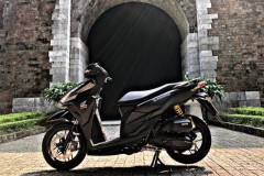 Vario 150 độ nổi bật với hàng loạt ốc cùng các tem Titan