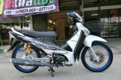 Wave 125 độ khoác bộ áo trắng đen toát đầy thể thao cùng loạt đồ chơi đắt giá