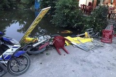 Bàng hoàng xe ô tô ‘phi’ vào khu vực đám tang