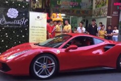 Siêu xe Ferrari 488 GTB của Tuấn Hưng vỡ nát phần đầu sau khi gặp tai nạn