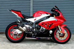 BMW S1000RR trở nên dữ dội khi lăn bánh trên đường phố