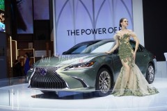 Xe sang Lexus ES300h trang bị động cơ hybrid tiết kiệm xăng ra mắt tại VMS 2018