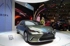 Chiêm ngưỡng "viên ngọc" ES 300h trong gian hàng của Lexus tại VNS 2018