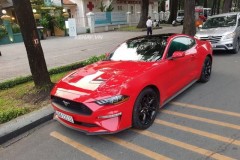 Bắt gặp Ford Mustang 2018 màu đỏ rực rỡ xuống phố