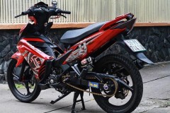 Exciter 135 độ lại hoàn toàn bằng dàn áo đỏ cùng loạt đồ chơi hàng hiệu