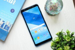 Trải nghiệm cảm biến vân tay được đặt ở nút nguồn trên cạnh bên của Galaxy A7 (2018)