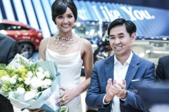 Hoa hậu Hoàn vũ H'Hen Nie khoe nét đẹp khỏe khoắn bên Mercedes-Benz SL400