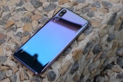 Huawei P20 Pro vẫn hoạt động bình thường sau khi rơi xuống nền gạch từ tầng lầu 21
