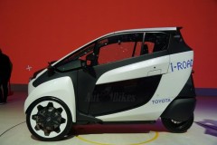 Toyota i-ROAD: Xe 3 bánh, chạy điện, có vô lăng và ghế ngồi như ô tô nhưng linh hoạt như xe máy