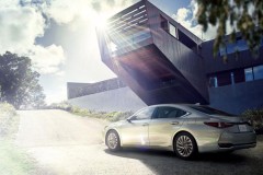 Lexus ES mới tại Nhật Bản được trang bị camera kỹ thuật số thay cho gương chiếu hậu