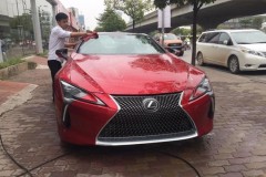 Lexus LC 500 2018 "nổi bần bật" nhờ nước sơn đỏ rực rỡ trong hầm đỗ xe