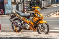 Exciter 135 độ lung linh giữa phố bằng bộ áo vàng rực lửa