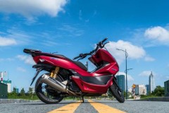 PCX độ trang bị dàn đồ chơi bạc triệu khoe dáng trong ngày nắng