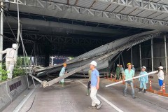 TP HCM: Sập trần mái che đường dẫn hầm Thủ Thiêm, giao thông ùn tắc cục bộ