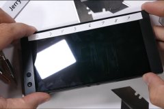 Razer Phone 2 có đủ độ bền để vượt qua các bài kiểm tra bằng dao, hơ lửa và bẻ cong?