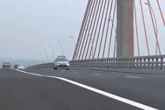 Đổ bê tông bù vênh, khắc phục điểm lún võng ở mặt cầu Bạch Đằng