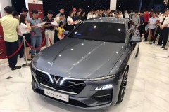 Dù trời mưa bão, người dân vẫn đổ xô đi chiêm ngưỡng và cọc xe VinFast