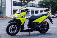 Cậu bé nhỏ Vario 150 độ siêu chất khi vác khẩu súng chục chai