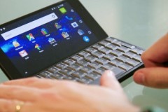Cosmo Communicator: một "Nokia E90 2018" với 2 màn hình, hệ điều hành Android, bàn phím vật lý