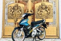 Exciter 135 dọn kiểng đầy cá tính khoe dáng bên cung điện hoàng gia