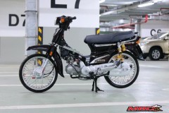 Honda Dream được dọn sạch sẽ từ trong ra tới ngoài