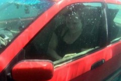 Khi ô tô rơi xuống nước, chúng ta cần làm gì để có thể sống sót?