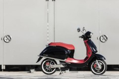 Tay ga điện Kumpan 1954 Ri S bị tố “đạo” thiết kế của Piaggio