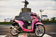 Vision 110 độ đầy mạnh mẽ với ống xả Akrapovic cùng bộ cánh hồng cá tính