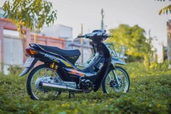 Ngắm Wave 110 độ đầy nổi bật giữa bãi cỏ xanh