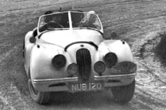 Xem Jaguar F-TYPE Rally “nghịch đất” như xe đua việt dã chuyên nghiệp