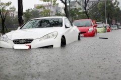 Nhiều ô tô hạng sang “đuối nước” sau cơn mưa lớn ngày 9/12 tại Đà Nẵng