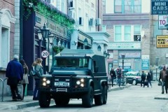 Dấu ấn xe địa hình Land Rover Defender 6x6 trong HellBoy III