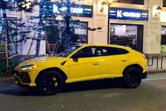 Lamborghini Urus thứ 3 về nước với ngoại thất màu vàng sặc sỡ và cực nổi bật