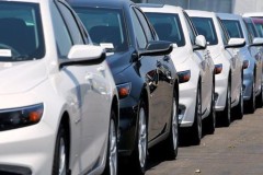 Ô tô mùa Tết: Giảm giá nhỏ giọt, tung tin khan hiếm