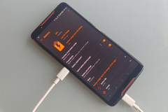 Smartphone chơi game ROG Phone của ASUS có thể tự sạc cho chính mình