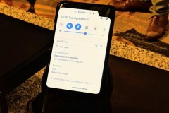 Smartphone 5G của Samsung có notch tai thỏ nằm ở góc trên bên phải màn hình