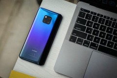 Trên tay Huawei Mate 20 Pro Tím với 3 màu sắc khác nhau ở phần mặt lưng