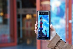 Cận cảnh Nubia X với 2 màn hình và 2 cảm biến vân tay 2 bên cạnh