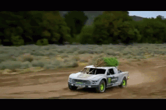 Ford F-150 chở cây thông Noel với các màn drift và bay nhảy đầy ngoạn mục