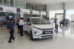 Khách hàng muốn mua ô tô phải đặt cọc, cầm phiếu và chờ đúng đến lượt