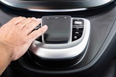 Có hệ thống treo khí nén đầu tiên trong phân khúc, Mercedes V-Class 2021 lướt trên đường êm ru